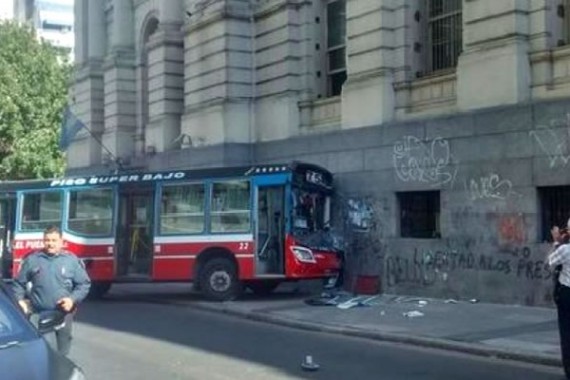 Public service bus slammed into a morgue, 12 people injured