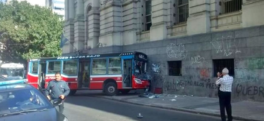 Public service bus slammed into a morgue, 12 people injured