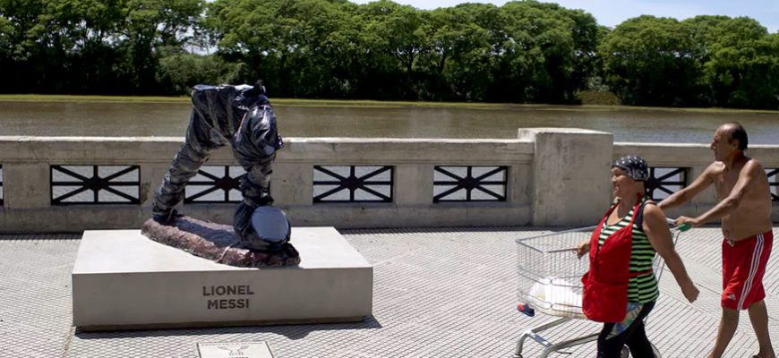 Buenos Aires Statue of Lionel Messi is Demolished