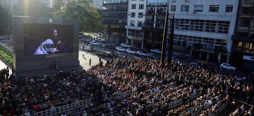 Famous Opera “La Traviata” Projected Live in Downtown Buenos Aires